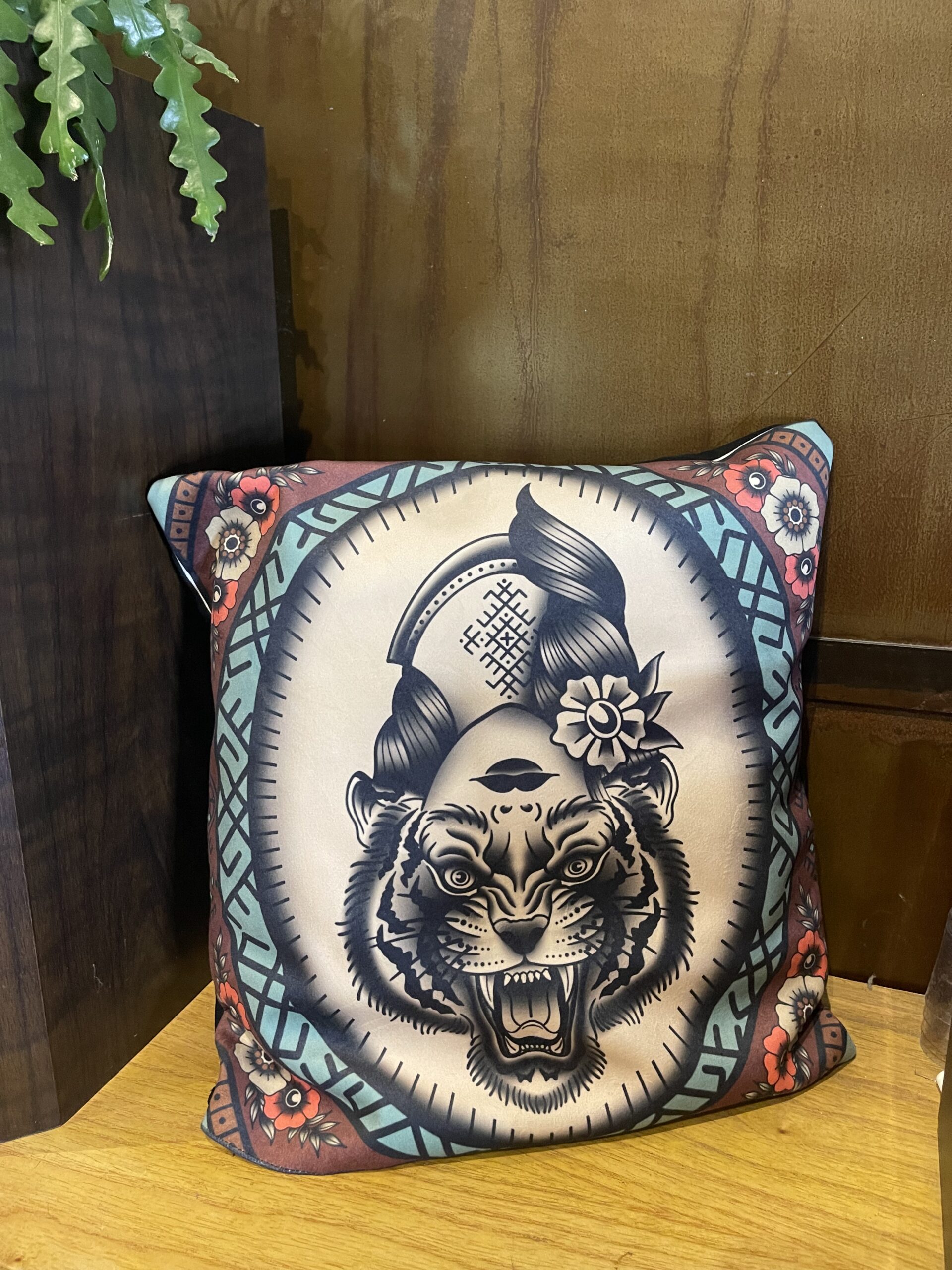 Coussin femme tigre – Image 3