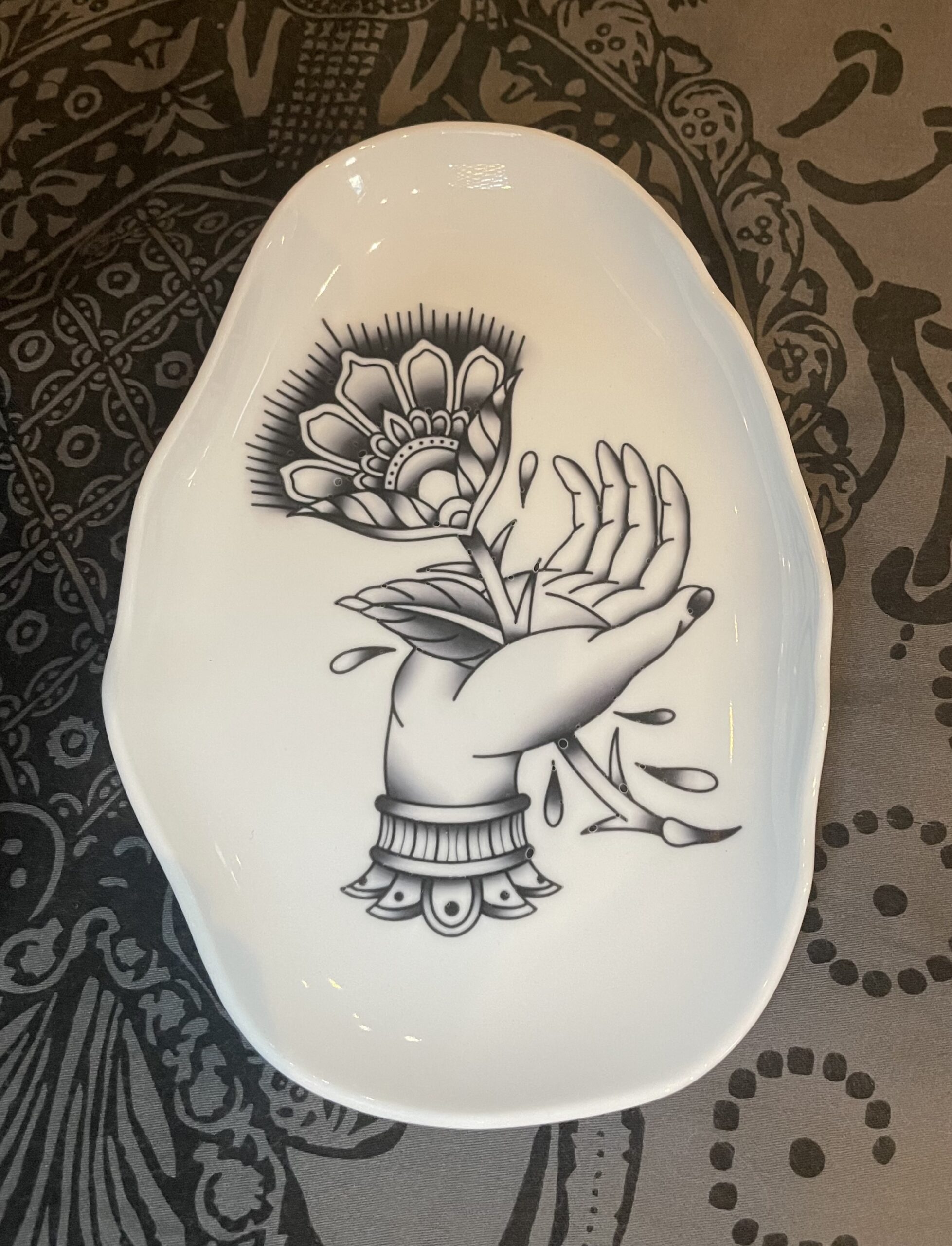 ASSIETTE VIDE-POCHES LA MAIN EPINEUSE – Image 2